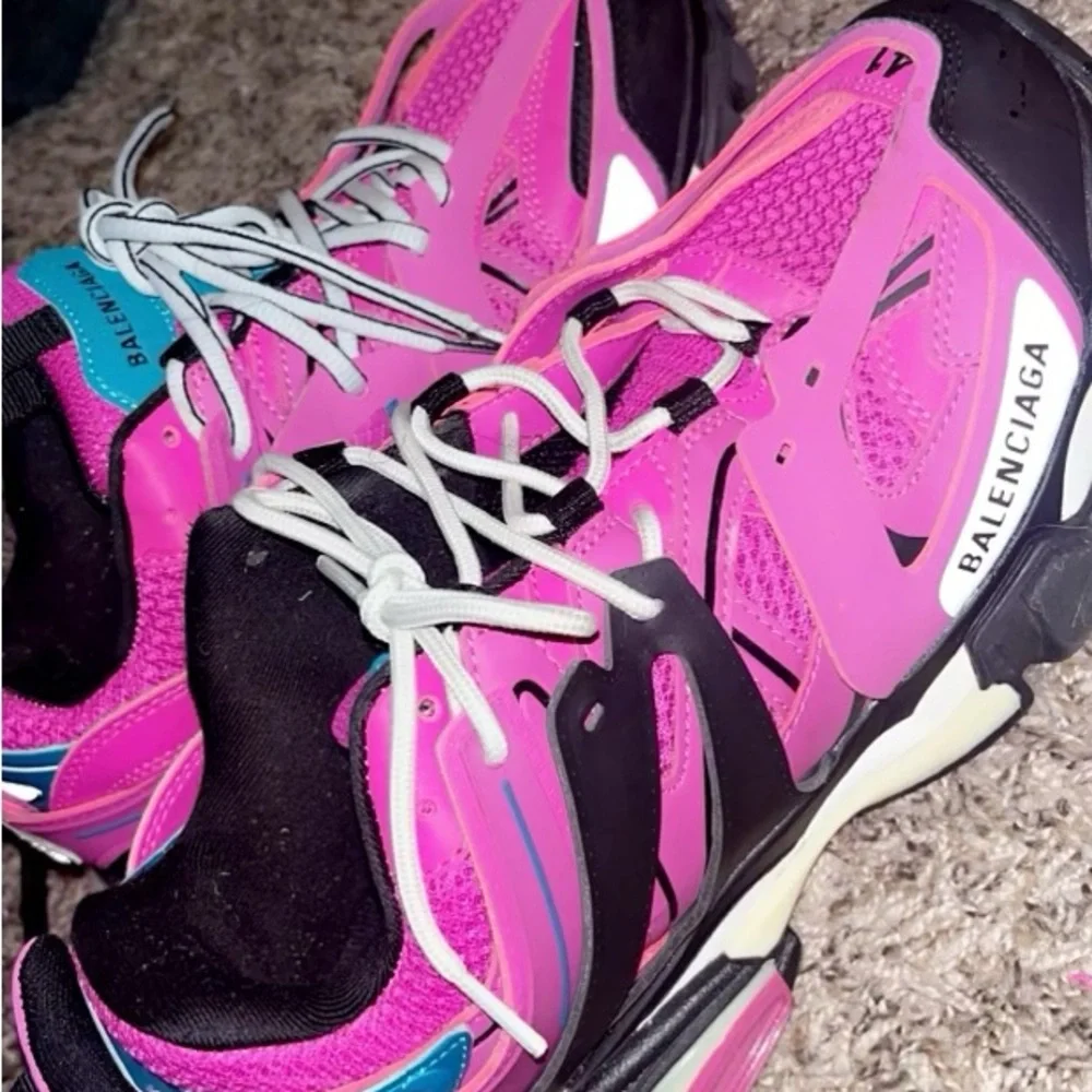 Balenciaga women’s fashion shoes - Picture 3 of 3